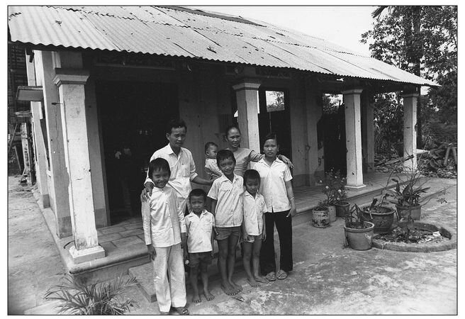 Семья Фук в полном составе в новом доме.