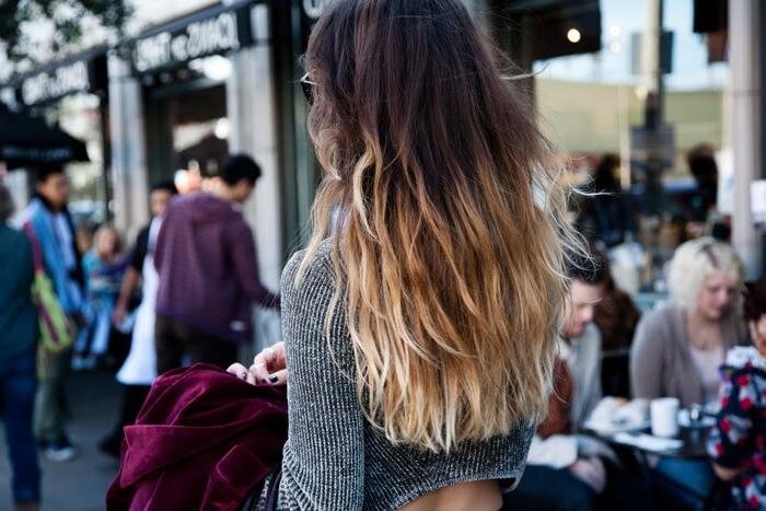 Это модное нынче омбре. Плавного перехода нет. Эффект просто отросших волос. https://fb.ru/article/105690/kraska-dlya-volos-loreal---ombre-otzyivyi-i-preimuschestva-tehniki