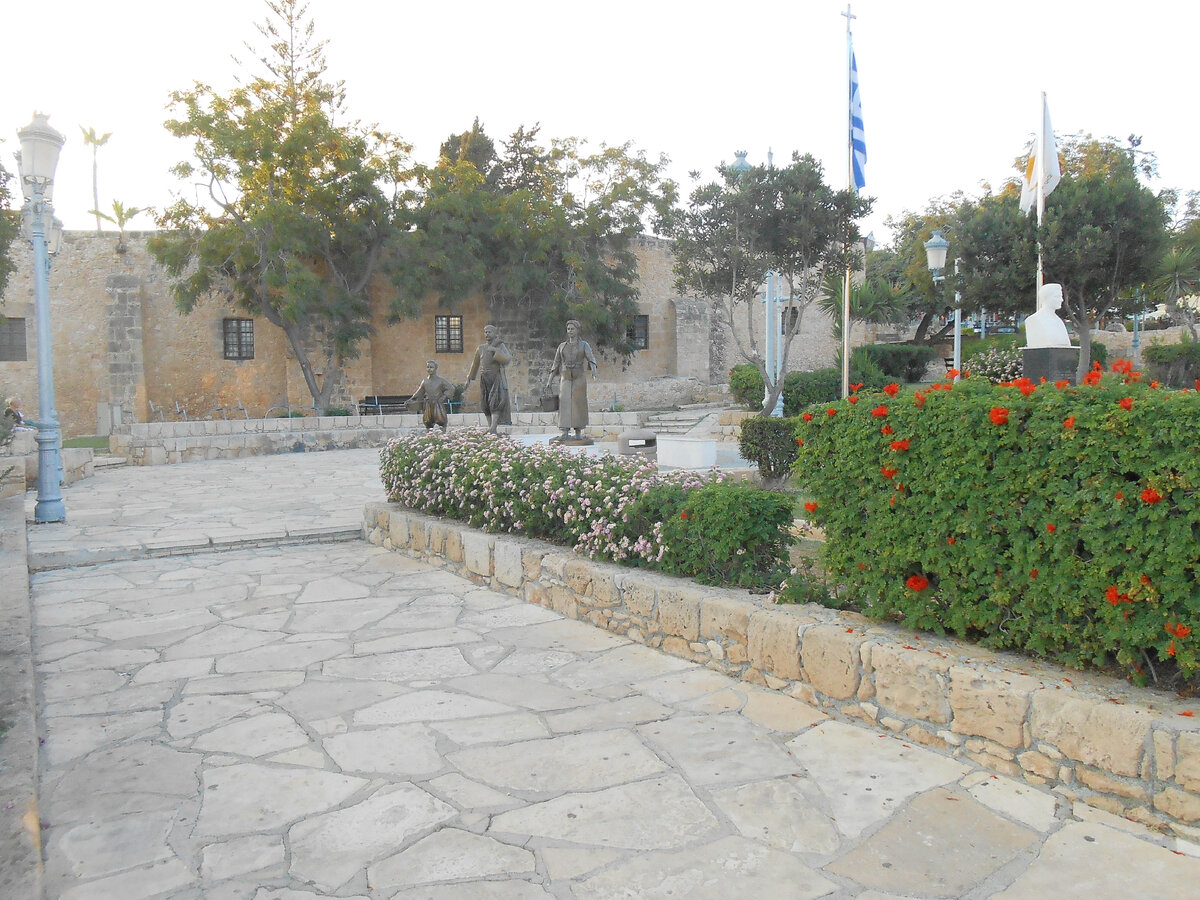 Площадь монастыря