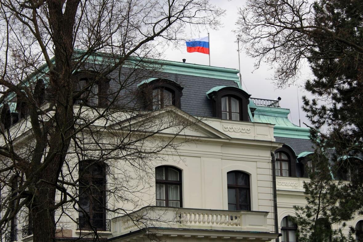 Госфлаг РФ на здании посольства РФ в Праге. Источник: Яндекс.Картинки