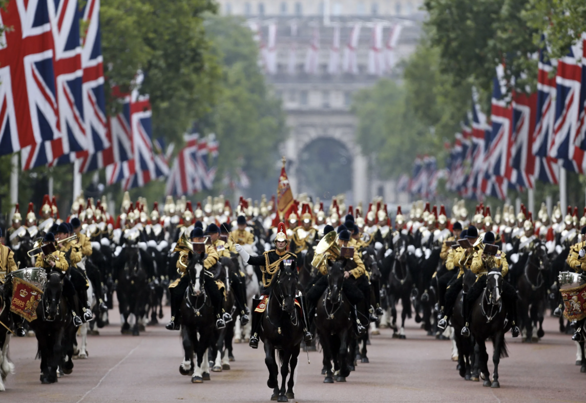 Церемония выноса флага. The Trooping of the Colour в Великобритании. Trooping the Colour праздник. Парад вынос Знамени Великобритания. Вынос Знамени в Великобритании в день рождения королевы.