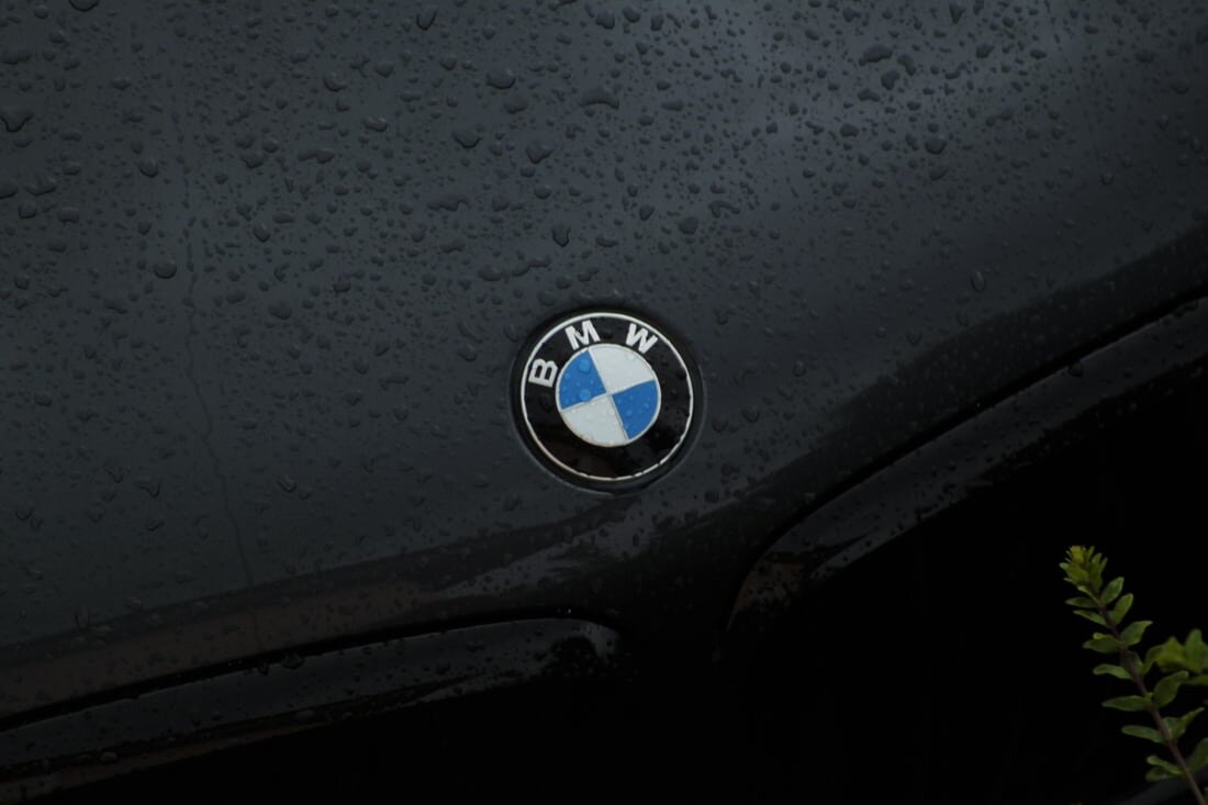 Эмблема "BMW" на автомобиле. 
