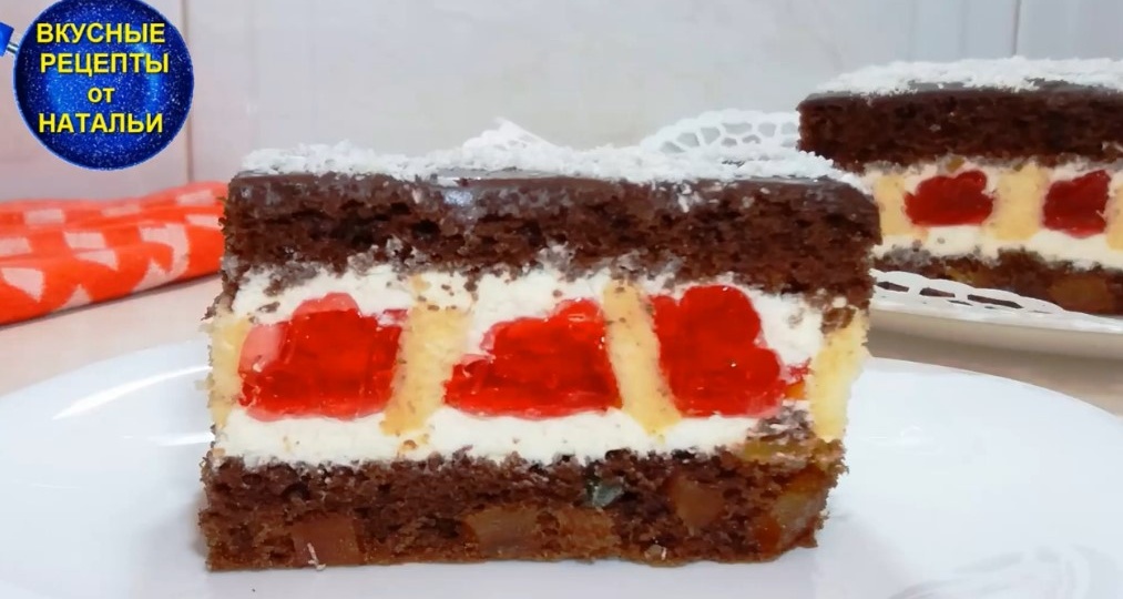 Вкусный шоколадный торт с желе и нежным кремом.