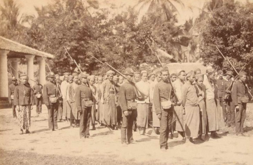 Повстанцы, захваченные голландскими властями в Чилегоне в 1888 году.