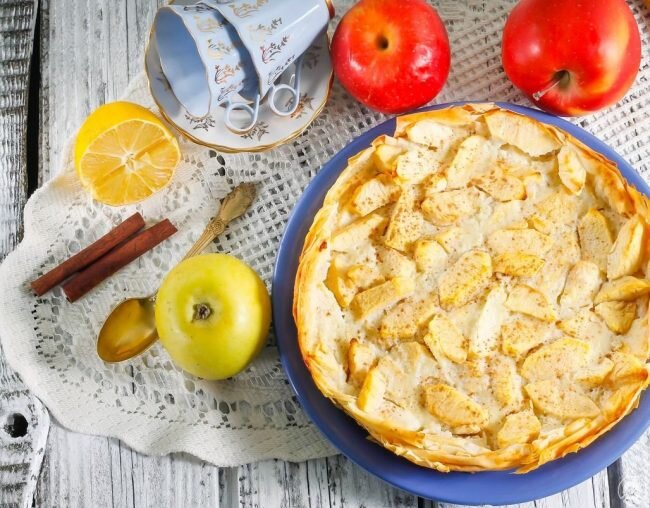 Слоеные пирожки с яблоками в мультиварке - рецепт с фото