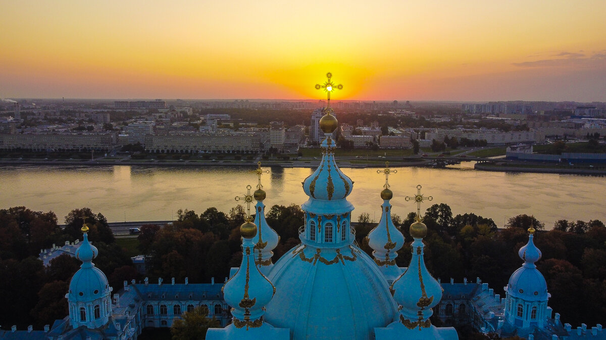 Смольный монастырь в Санкт Петербурге купола