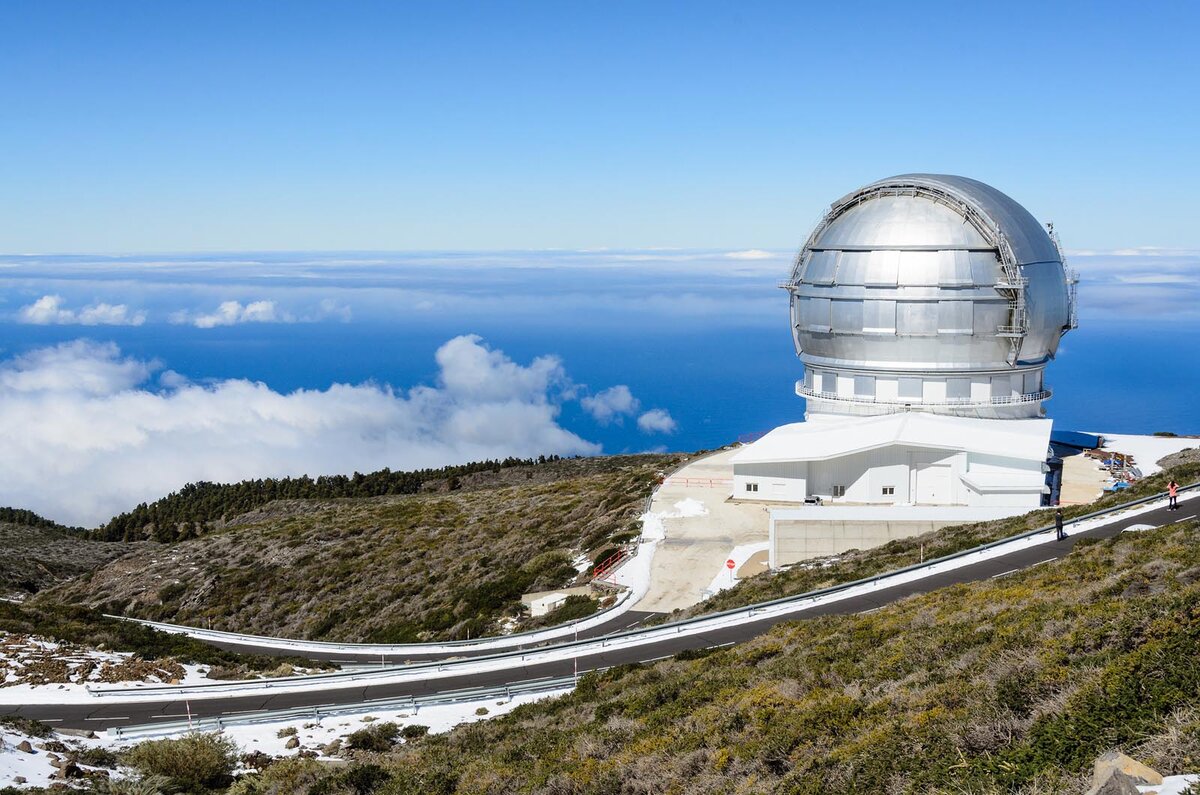 Самый большой телескоп в мире находится. Обсерватория роке-де-Лос-мучачос. Большой Канарский телескоп. Обсерватории роке-де-Лос-мучачос или большой Канарский телескоп. Самый большой телескоп в мире (большой Канарский телескоп, GTC).