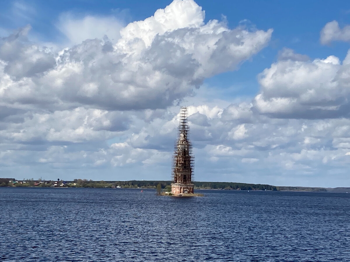 Калязин: полгорода под водой, мостовая времён Екатерины и чудом уцелевшие  фрески из затопленного храма | Дорогами радости | Дзен