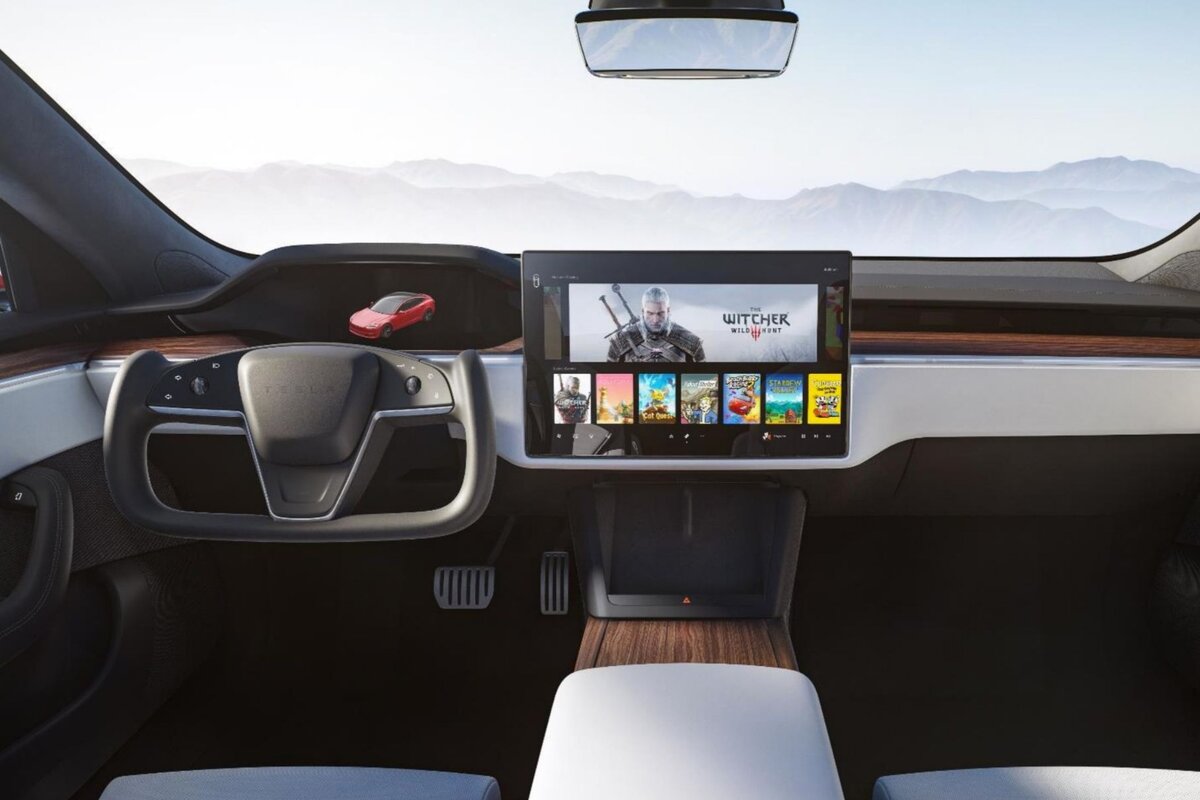 Новый обновленный салон, с обновленным рулем а так же панелью, добавлены новые беспроводные зарядные устройства (2шт) для подключения смартфонов, со встроенными Bluetooth модулями