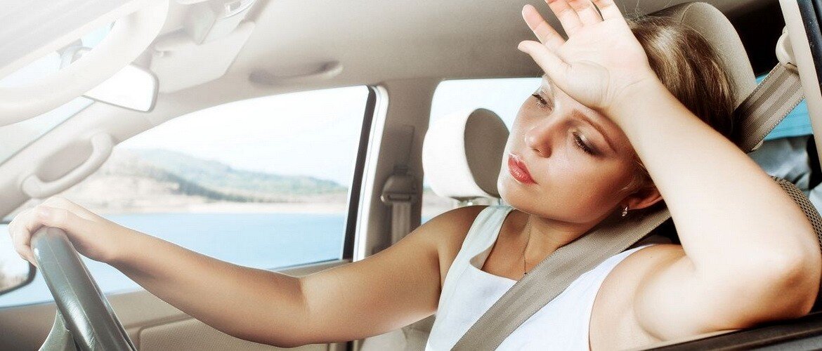 Девушке очень жарко в салоне автомобиля