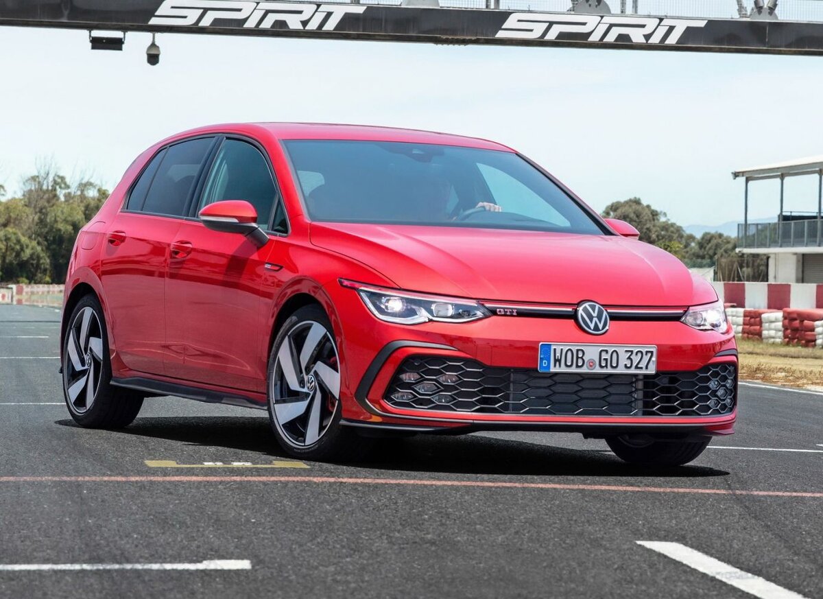 Volkswagen Golf 2021 (вид спереди)
