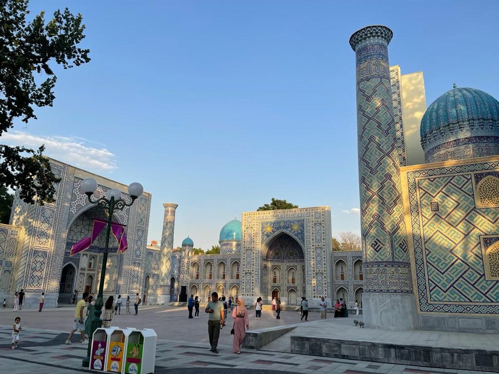Копия площади Регистан, что в Самарканде. В галерее дальше - настоящая площадь. По-моему, получилось весьма правдоподобно. 