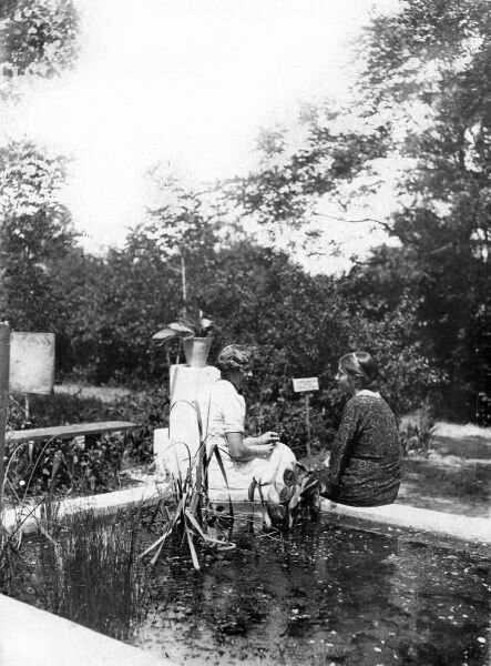 Девушки, отдыхающие у пруда. Ставрополь, 21.06.1941 г. Фото из открытых источников.