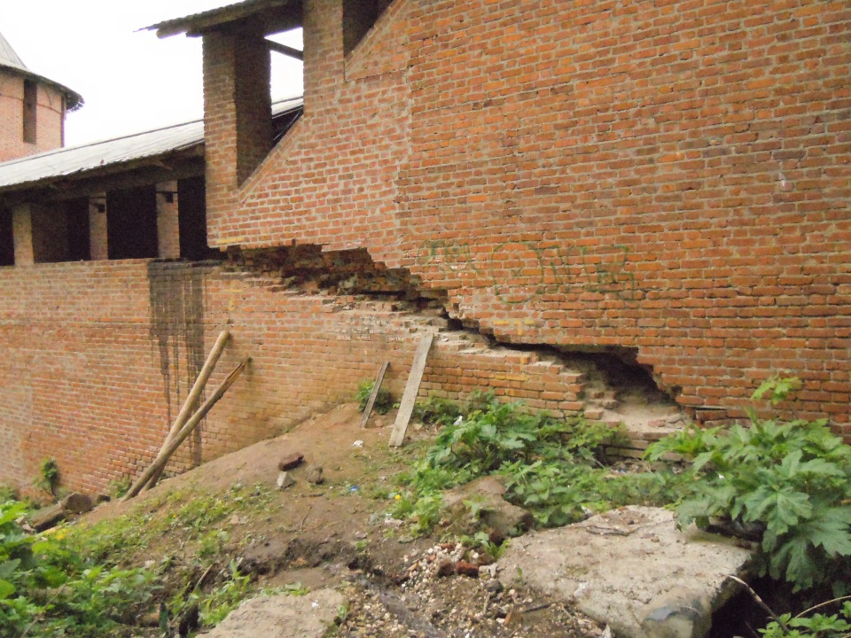 28 апреля 2012 г. Снова к Зачатской башне. Кадры не мои: http://www.skyscrapercity.com/showthread.php?t=1366667&page=20. Добрались до арок проезда. Справа, за берёзой, виден вход в башню.-18