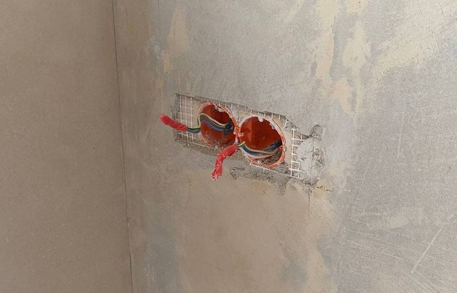 Подрозетники перед штукатуркой. Сверление подрозетника в бетоне. Подрозетник в штукатурку. Подрозетники под штукатурку. Подрозетники до штукатурки.