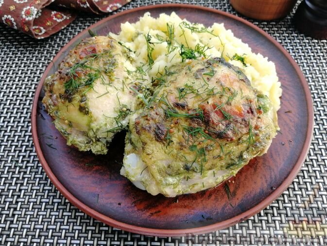 куриные бедрышки, кефир, черемша, горчица, масло растительное, соль, перец чёрный молотый, зелень укропа