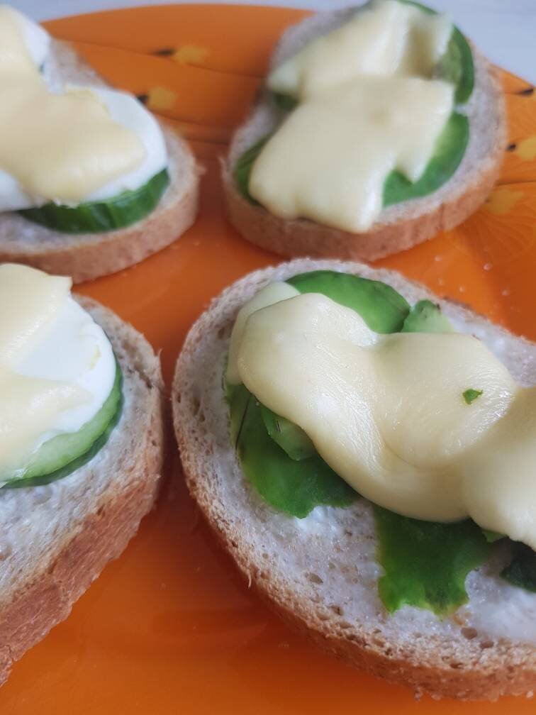 ПП бутерброды с яйцом, сыром и свежей зеленью