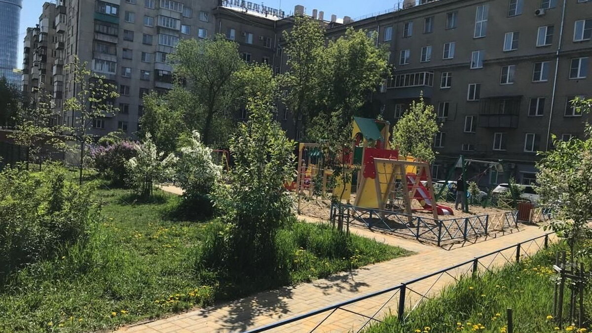 Дворы челябинска. Благоустройство двора. Городской двор. Благоустройство дворов в Москве. Двор дома.