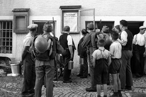 Разные историки дают разные ответы. Некоторые говорят, что повлияла решимость швейцарцев не уступать. Во вторых Швейцария находилась в мëртвой зоне и Гитлеру не зачем было нападать на них. Другие авторы указывают на то что Гитлер не хотел подвергать альпийские пути со своим союзником Италией. 