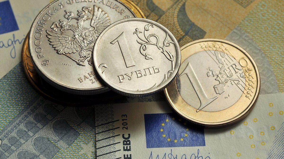    Монеты номиналом 1 рубль и 1 евро на фоне банкноты номиналом 5 евро© РИА Новости . Алексей Сухоруков