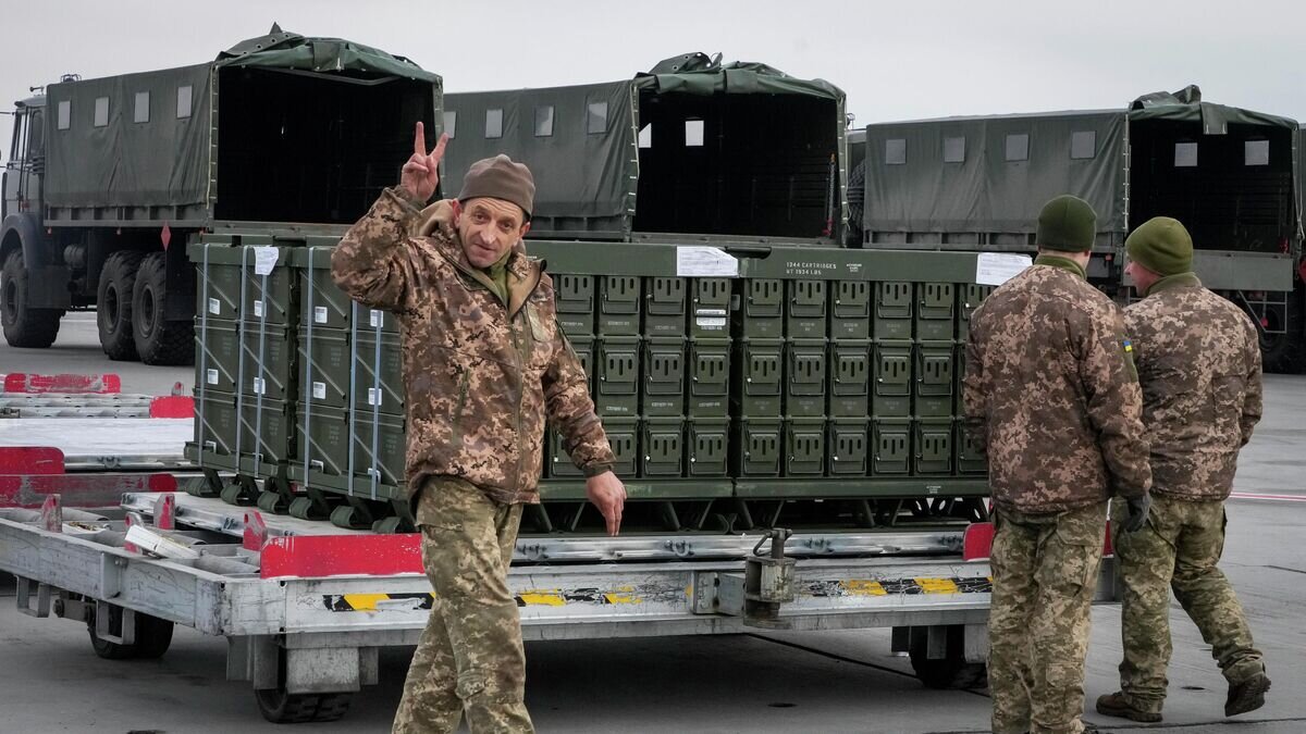    Украинский военнослужащий во время разгрузки военной помощи из США в аэропорту Борисполь© AP Photo / Efrem Lukatsky