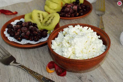 Качественную вкусную творожную массу очень просто сделать собственноручно. Времени это займет мало, зато блюдо превзойдет лучшие ожидания. Его можно делать с самыми разными наполнителями: изюмом, курагой, орехами, ягодами.