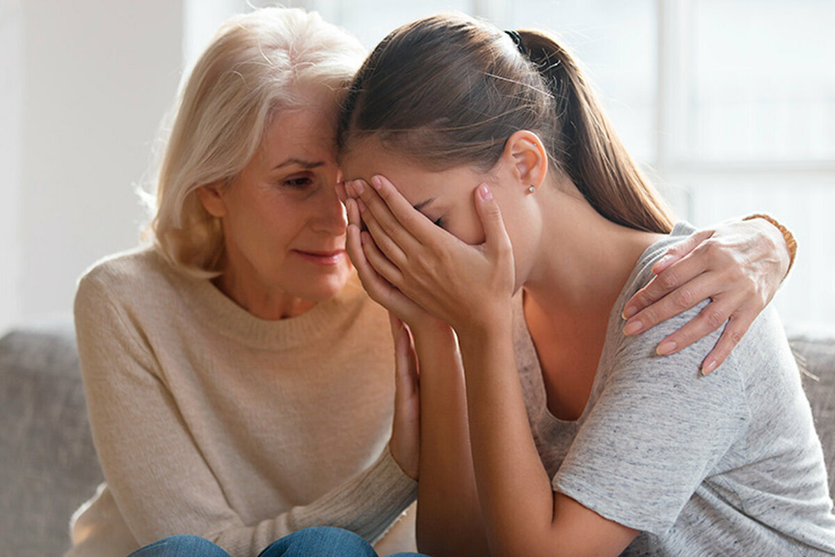 Mom her step son. Мама и взрослая дочка. Мать обнимает подростка. Женщина обнимает. Мама успокаивает взрослую дочь.