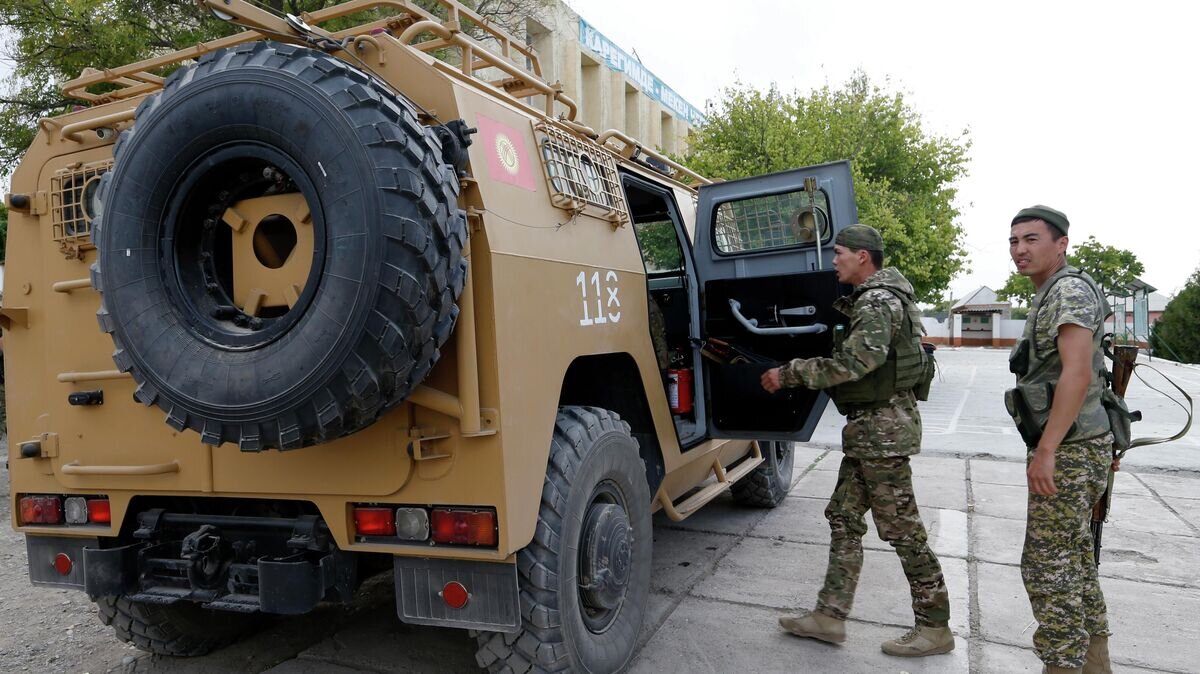    Киргизские военнослужащие в селе Максат на киргизско-таджикской границе© РИА Новости / Игорь Егоров