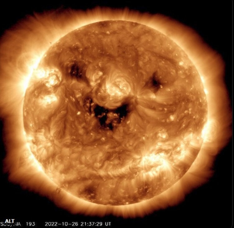 Солнечные пятна на Солнце, которые сформировали "улыбку"