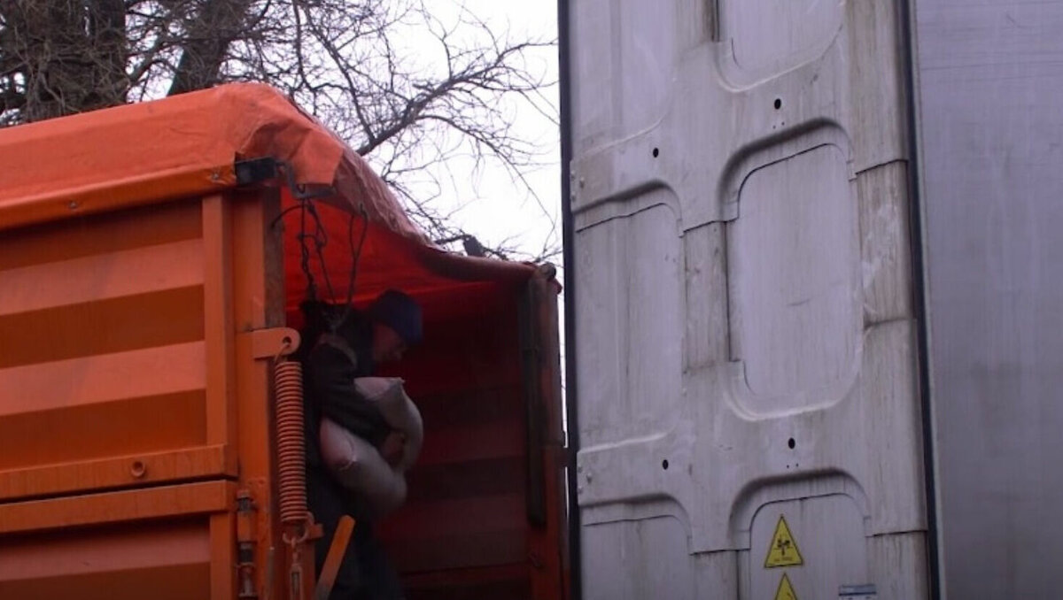     В зону СВО 18 ноября отправится фура с крупами и оборудованием. Гуманитарную помощь собрали аграрии республики. Об этом Udm-info рассказали в аппарате вице-премьера правительства региона Ольга Абрамовой.