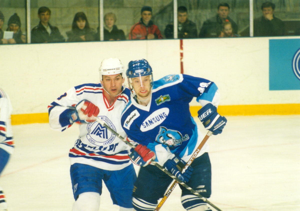 На фото: защитник Владимир Антипин (слева) в золотом матче 1998 года сделал дубль.