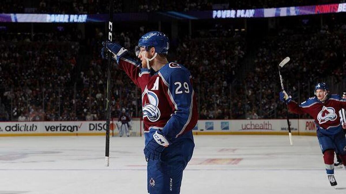    Форвард "Колорадо Эвеланш" Натан Маккиннон© Фото : Соцсети