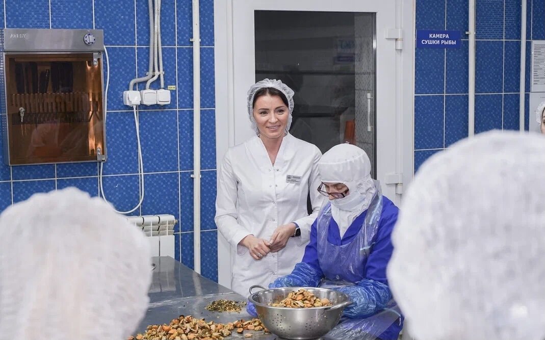 Олеся Цуцкова на производстве