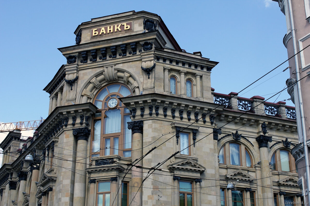 По состоянию на декабрь 2022 - в РФ всего 327 банков. 