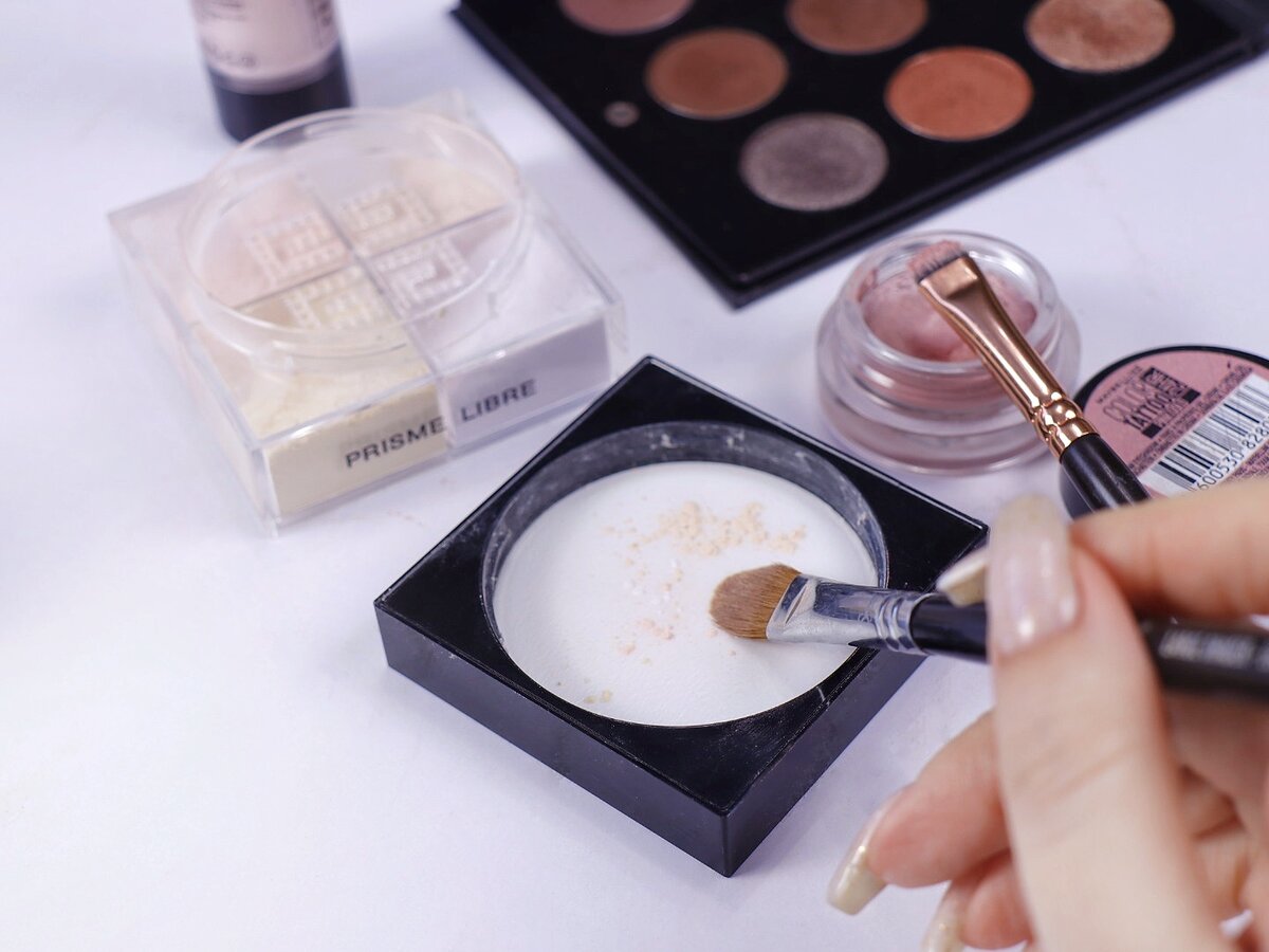 Набираем на кисть пудру...