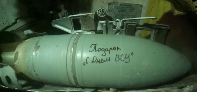    Танкисты первой Славянской бригады отправили снаряды по украинским укрепления в Авдеевке с различными надписями