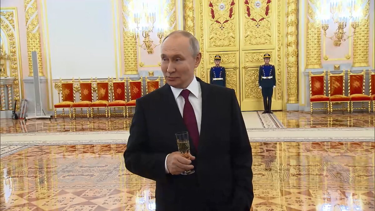 Путин во время речи перед получившими награды Героя России военнослужащими: «Да, мы делаем удары по энергетической инфраструктуре соседней страны. Но кто первый начал?». Кадр пресс-службы Кремля