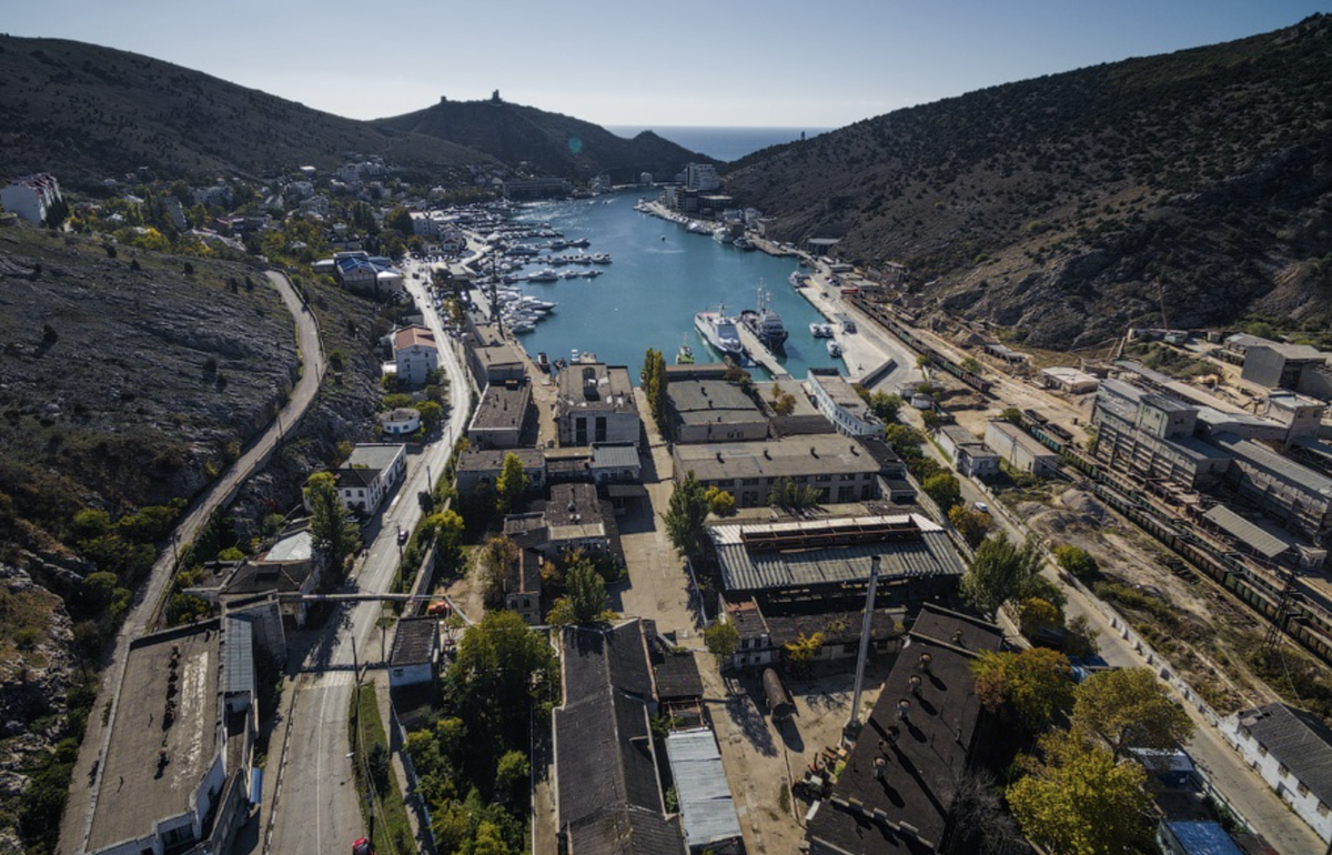 Завод в балаклаве. Снос гостиницы в балаклаве. Завод в балаклаве. Балаклава набережная. Завод в балаклаве.