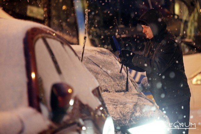    Чистка машины от снега Дарья Драй © ИА REGNUM