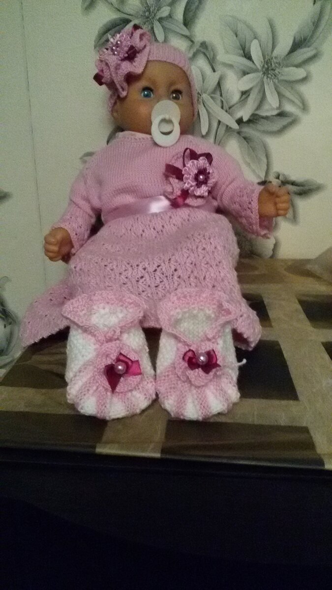 Платье, пинетки и лента 

