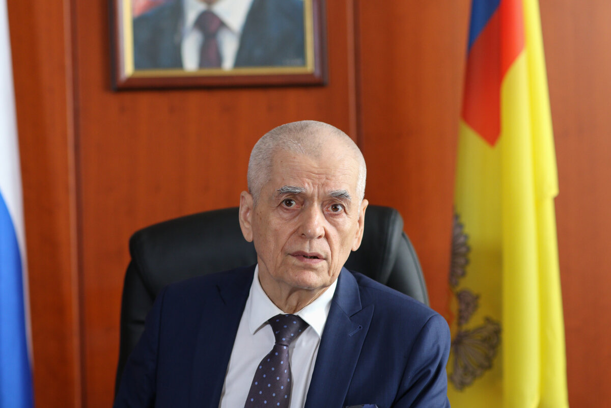 Онищенко отметил, что маски нужно носить пожилым людям.  Фото: Денис Бочаров / news.ru via globallookpress.com / globallookpress.com