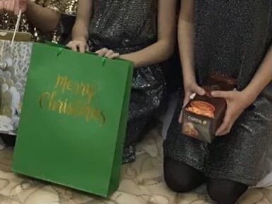  Вот фото с того мероприятия. Девочка с кертисом… печальное зрелище.