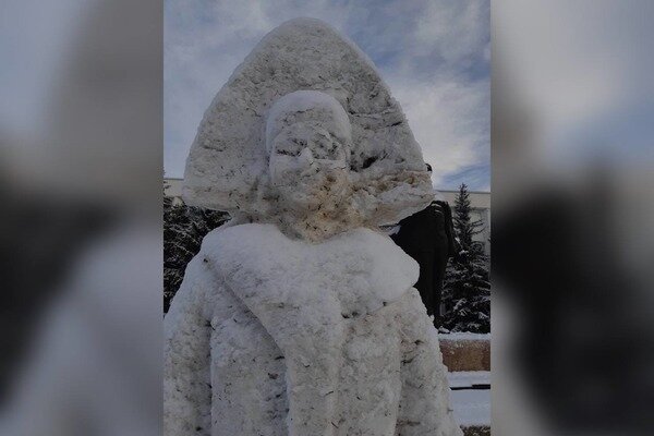    «И это убожество мы видим из года в год»: в соцсетях обсуждают новогоднюю Снегурочку в Кувандыке