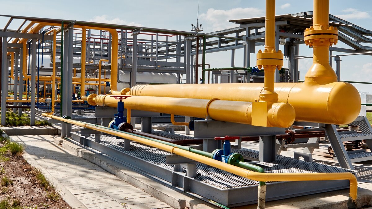 Система трубопроводов и клапанов на заводе по добыче и переработке газа