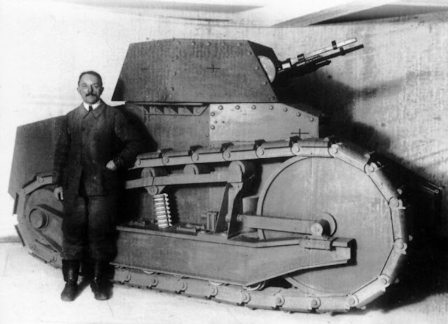 Модель танка Char leger, показанная 30 Декабря 1916 года,  Перед танком стоит его конструктор Рудольф Эрнст-Метцмайер (Rodolphe Ernst-Metzmaier). Не стоит верить подписям, что это Луи Рено. Как пошутили в одном источнике: "Не все, кто стоит с усами перед Renault FT - Луи Рено.