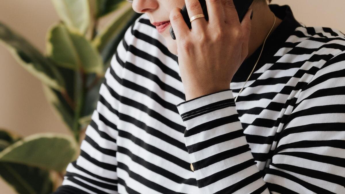    Женщина держит телефон у уха:pexels.com