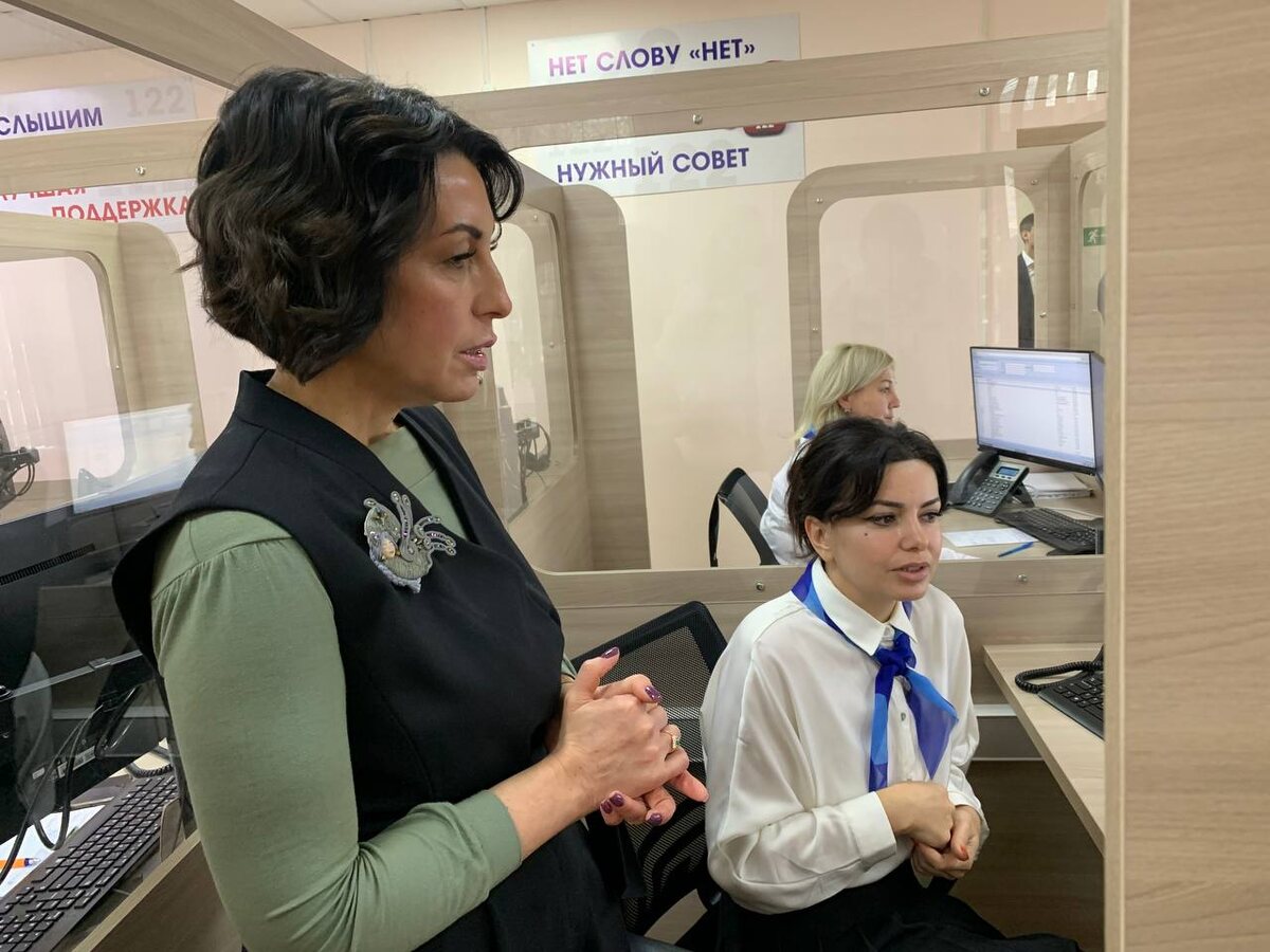  📷    Татьяна Савинова оценила работу нового регионального колл-центра с номером 122 Марина Шарт