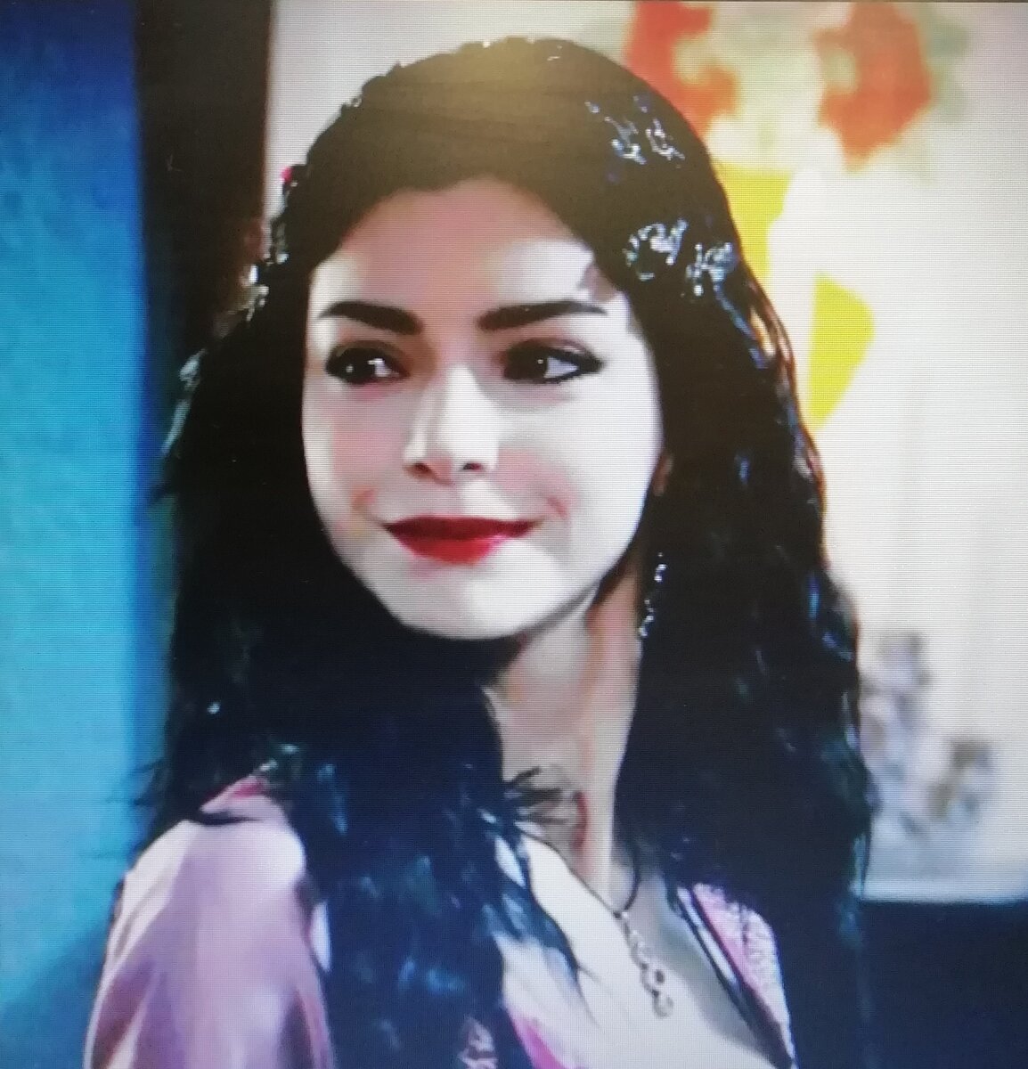 Нурбану готовится к празднику.