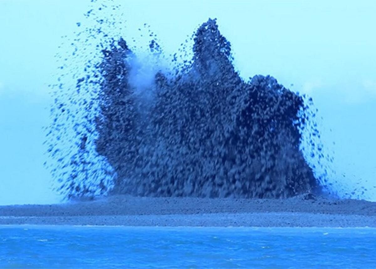 Извержение грязевого вулкана/ © airinme.com