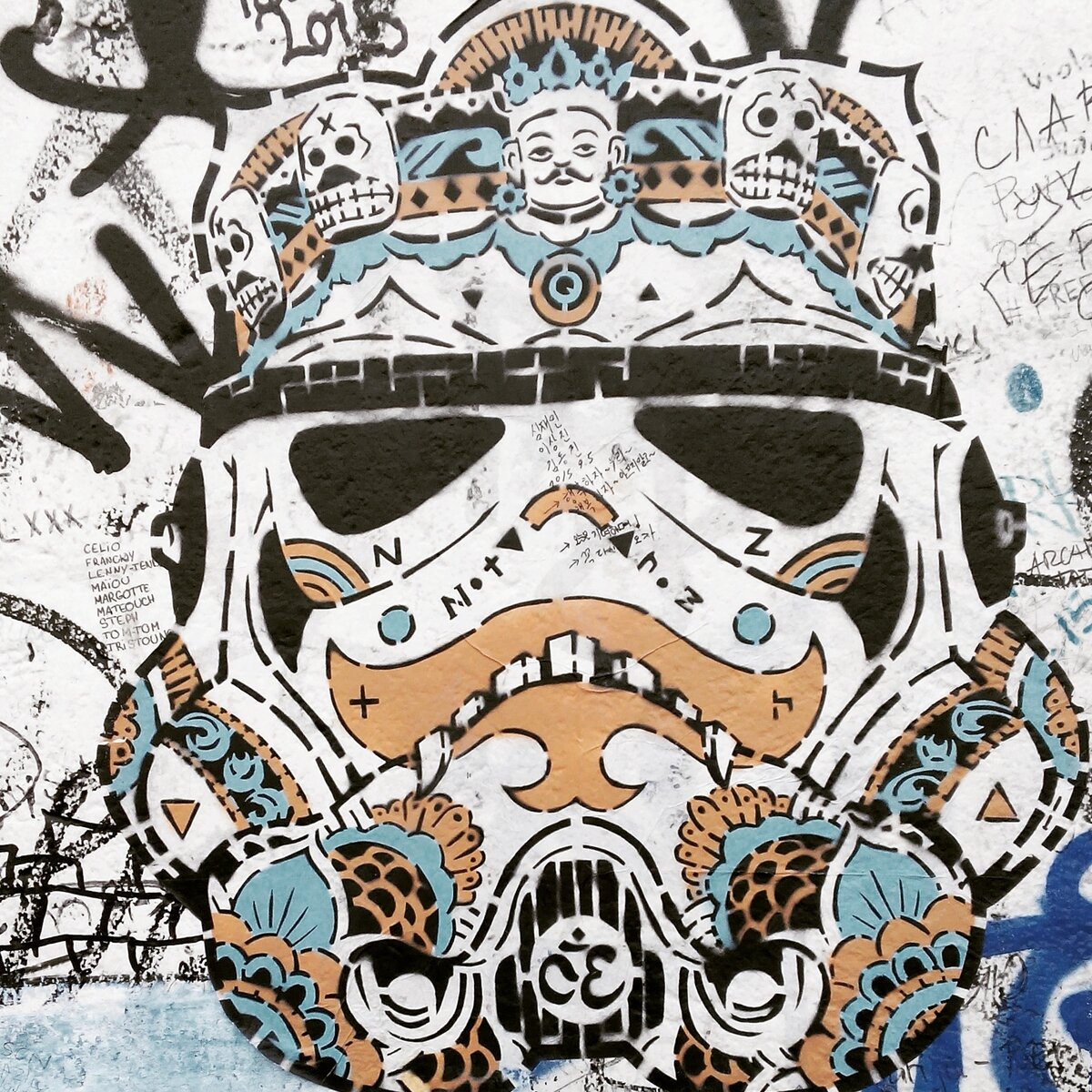 24.09.2015. Неожиданный мурал на стене дома напомнил мне о московском кафе "Папа Вейдер".